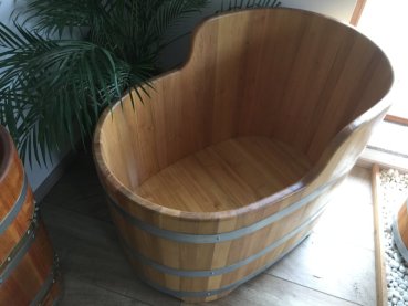 Zeitlose Eleganz: Die Holzbadewanne „Nostalgie“ aus massiver Robinie